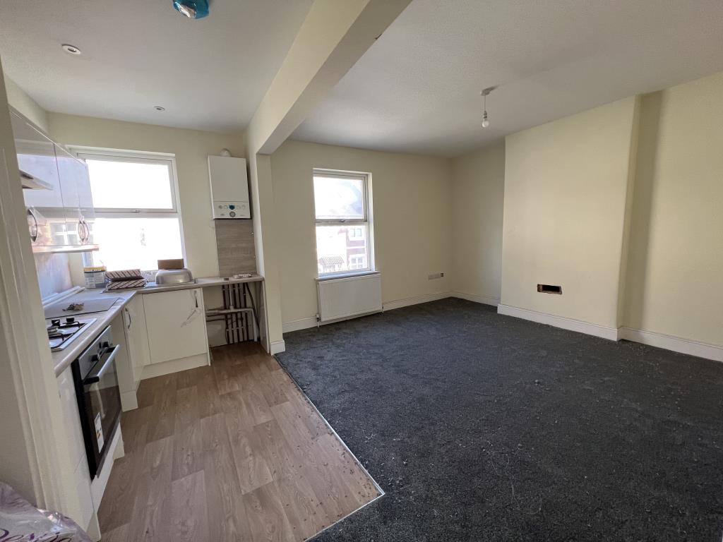 Lot: 33 - FREEHOLD INVESTMENT ARRANGED AS TWO FLATS - General view of living room Top Flat